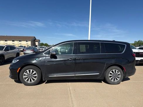 Used 2023 Chrysler Pacifica Limited FWD image 5