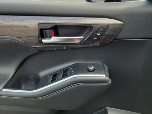 Used 2020 Toyota Highlander Platinum AWD/4WD image 17