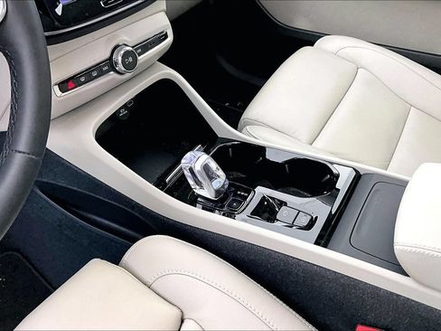Certified 2023 Volvo XC40 B5 Plus AWD/4WD image 18