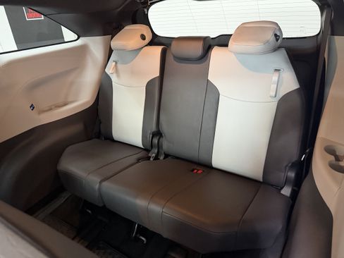 Used 2023 Toyota Sienna XSE AWD/4WD image 28