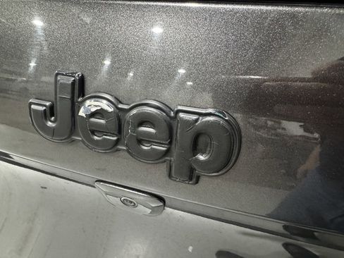 Used 2017 Jeep Cherokee Latitude w/ Cold Weather Group AWD/4WD image 31