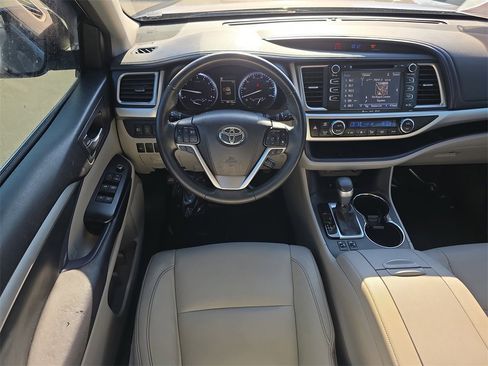 Used 2017 Toyota Highlander XLE image 16