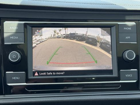 Certified 2023 Volkswagen Jetta SE w/ Panoramic Sunroof Package FWD image 27