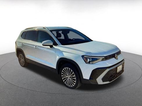 Used 2025 Volkswagen Taos SE image 5