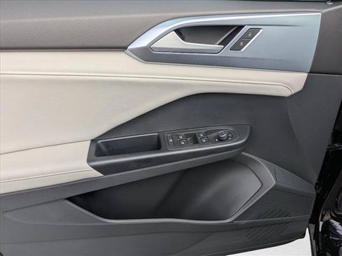 New 2026 Volkswagen Taos SE AWD/4WD image 16