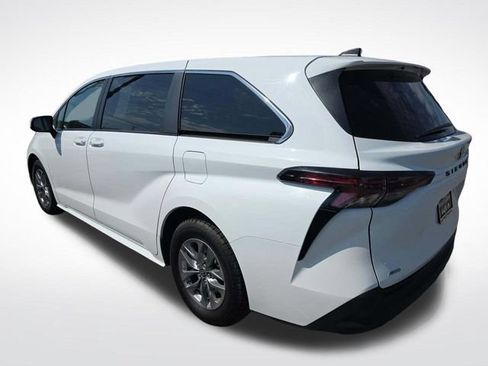 Used 2024 Toyota Sienna LE AWD/4WD image 4