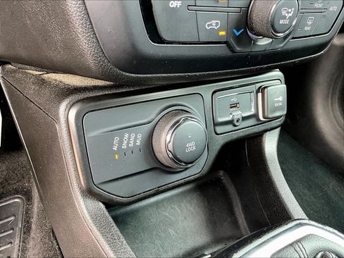 Used 2023 Jeep Renegade Latitude AWD/4WD image 15