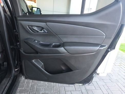 Used 2022 Chevrolet Traverse LT image 11