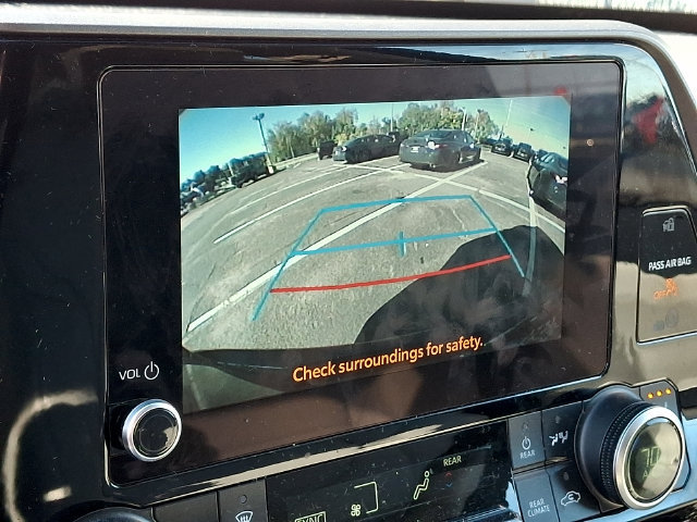 Used 2023 Toyota Highlander XLE AWD/4WD image 16