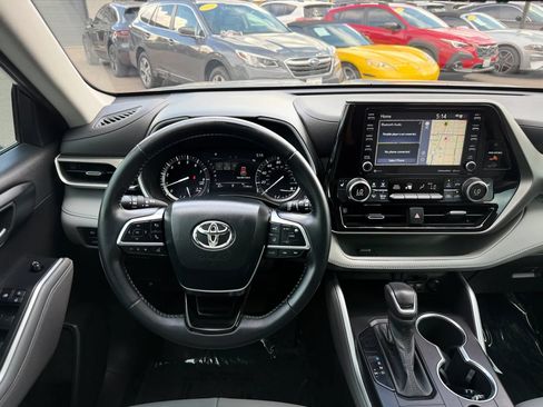 Used 2021 Toyota Highlander XLE AWD/4WD image 28