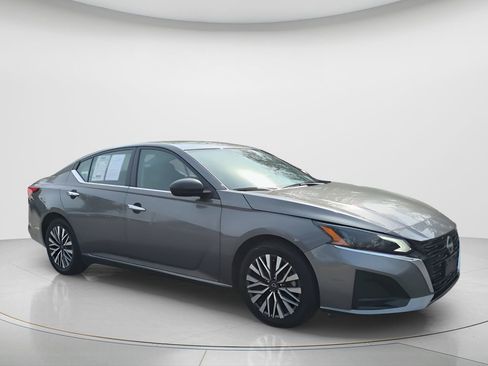 Used 2024 Nissan Altima 2.5 SV image 3