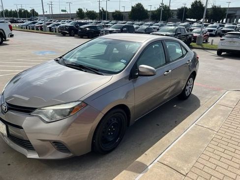 Used 2016 Toyota Corolla LE FWD image 2