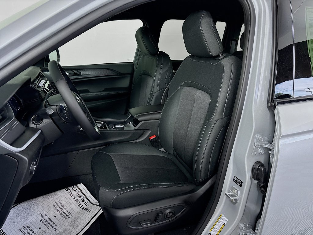 New 2026 Jeep Grand Cherokee Laredo AWD/4WD image 11