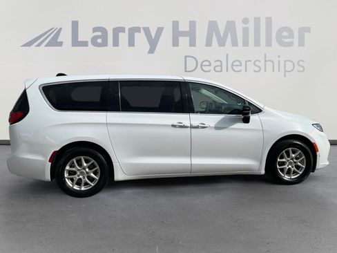 Certified 2024 Chrysler Pacifica Touring-L FWD image 6