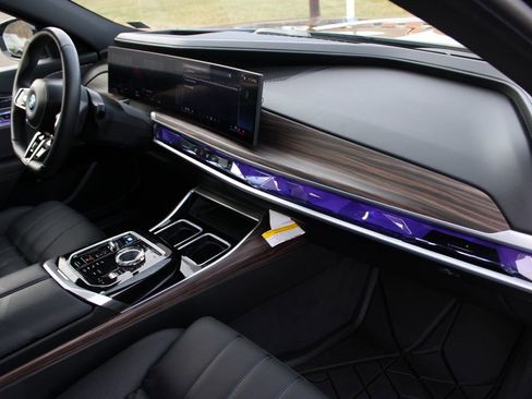 Used 2024 BMW i7 xDrive60 image 46