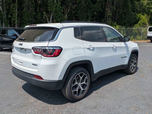 Used 2024 Jeep Compass Latitude AWD/4WD image 4