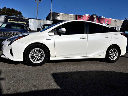 Used 2016 Toyota Prius Two FWD image 4