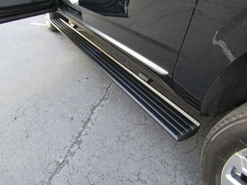 Used 2022 GMC Yukon XL Denali w/ Denali Premium Package image 18