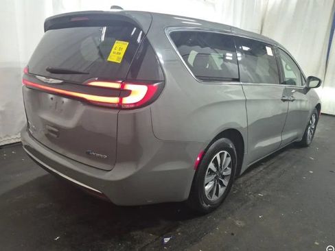 Used 2022 Chrysler Pacifica Touring-L FWD image 4