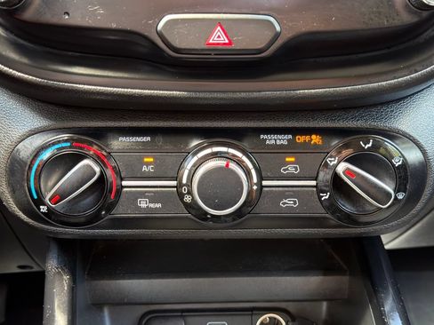 Used 2023 Kia Soul LX w/ LX Technology Package FWD image 39