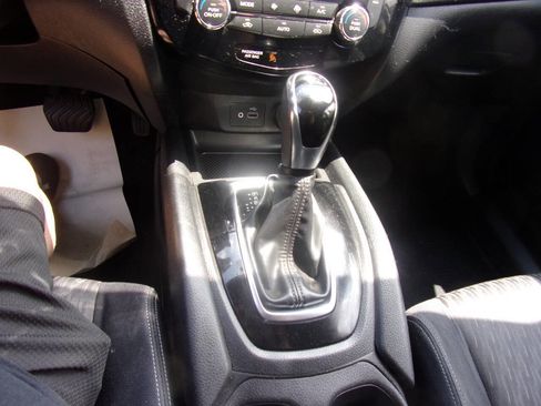 Used 2018 Nissan Rogue SV image 21