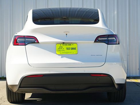 Used 2022 Tesla Model Y Long Range image 11