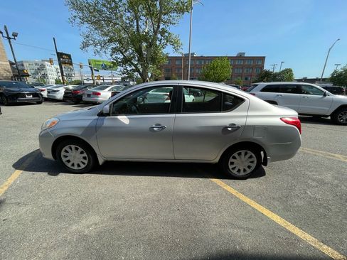 Used 2012 Nissan Versa SV FWD image 6