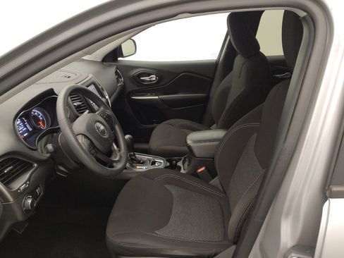 Used 2020 Jeep Cherokee Latitude FWD image 17