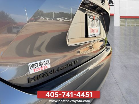 Used 2023 Toyota Highlander LE FWD image 40