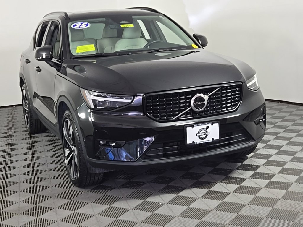 Certified 2025 Volvo XC40 B5 Ultra AWD/4WD image 2