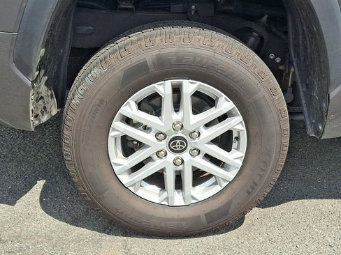Used 2022 Toyota Tundra SR5 w/ SR5 Convenience Package AWD/4WD image 7
