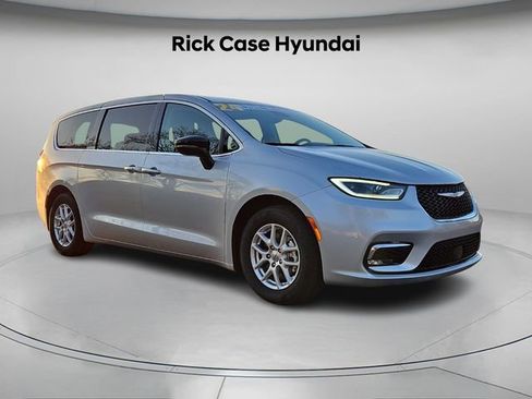 Used 2024 Chrysler Pacifica Touring-L image 9