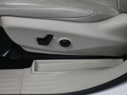 Used 2020 Chrysler Pacifica Touring-L Plus w/ Tire & Wheel Group image 12