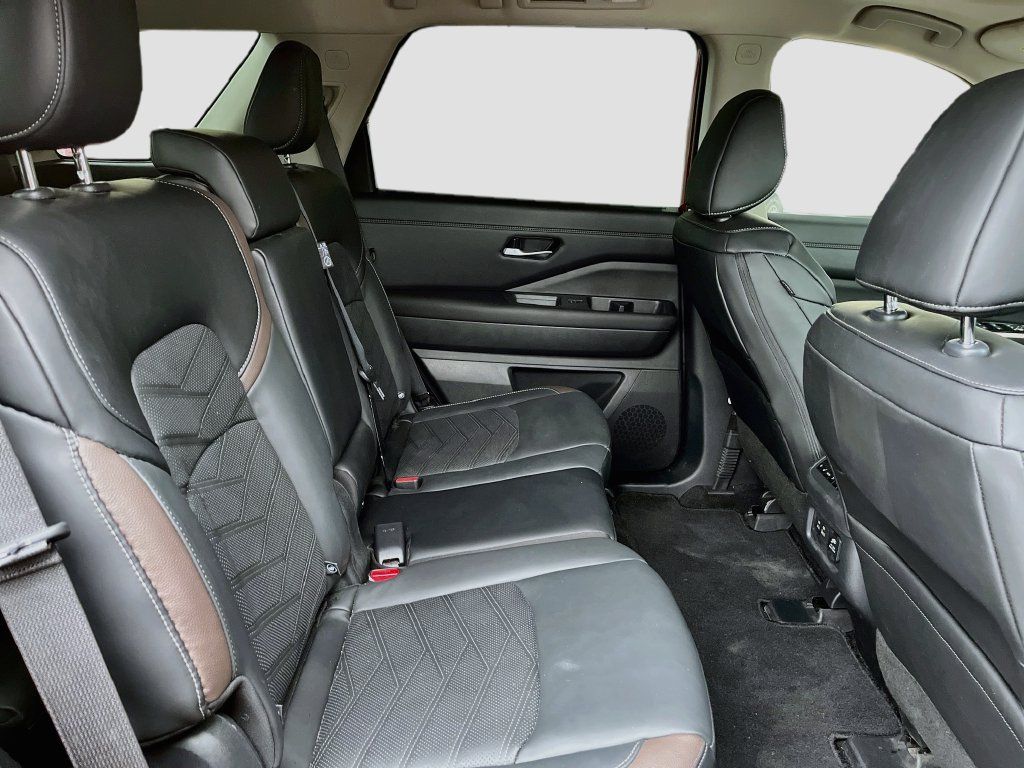 Used 2025 Nissan Pathfinder Platinum w/ Cargo Package AWD/4WD image 30