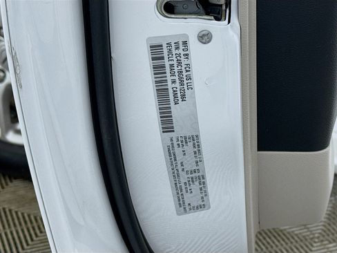 Used 2024 Chrysler Pacifica Touring-L image 38