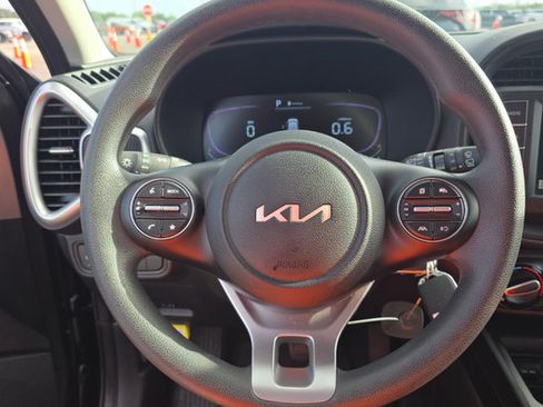 Used 2025 Kia Soul LX w/ LX Technology Package FWD image 7