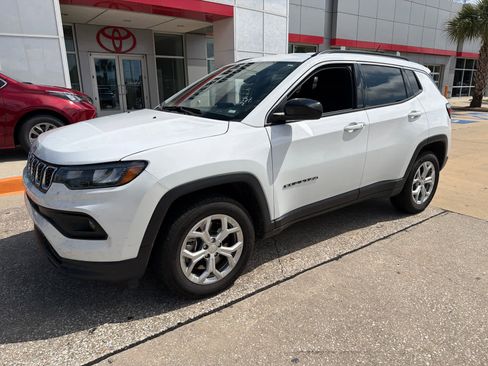 Used 2024 Jeep Compass Latitude AWD/4WD image 4