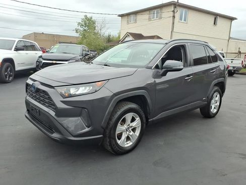 Used 2019 Toyota RAV4 LE w/ Carpet Mat Package AWD/4WD image 7