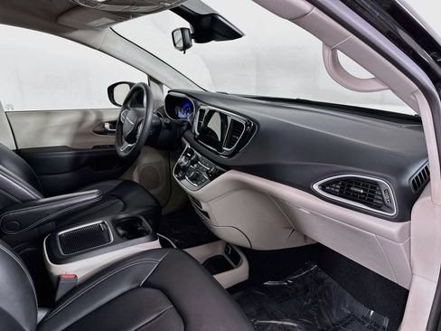 Certified 2023 Chrysler Pacifica Touring-L FWD image 39