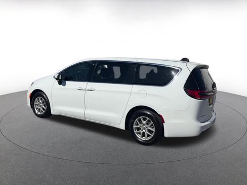 Used 2023 Chrysler Pacifica Touring-L FWD image 10