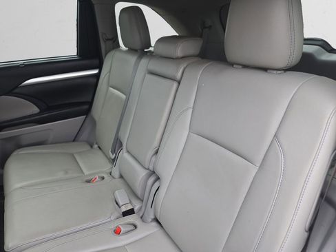 Used 2018 Toyota Highlander XLE AWD/4WD image 13