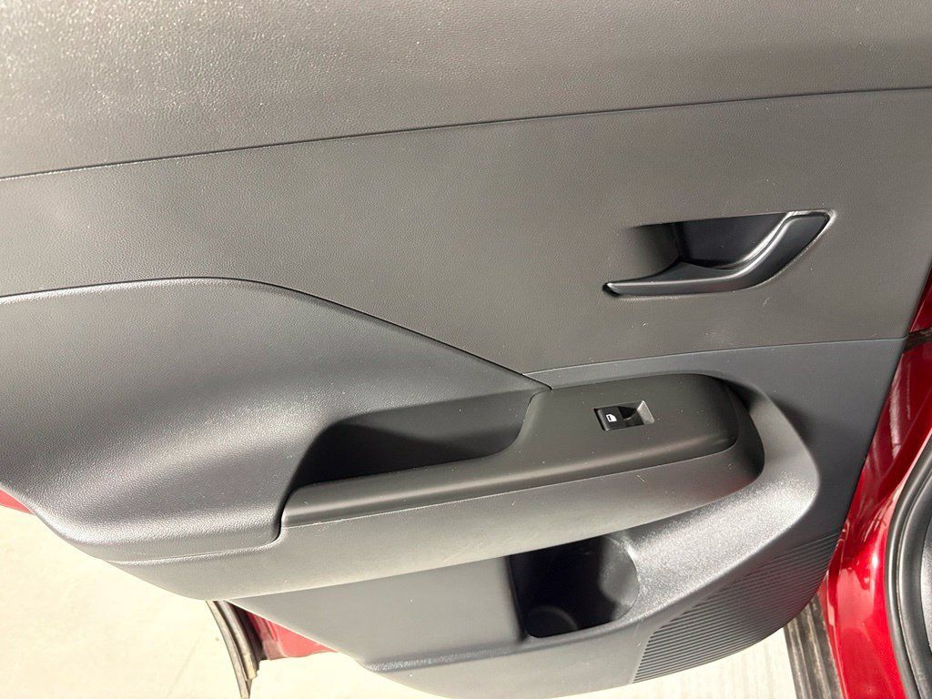 Used 2025 Hyundai Kona SEL FWD image 35