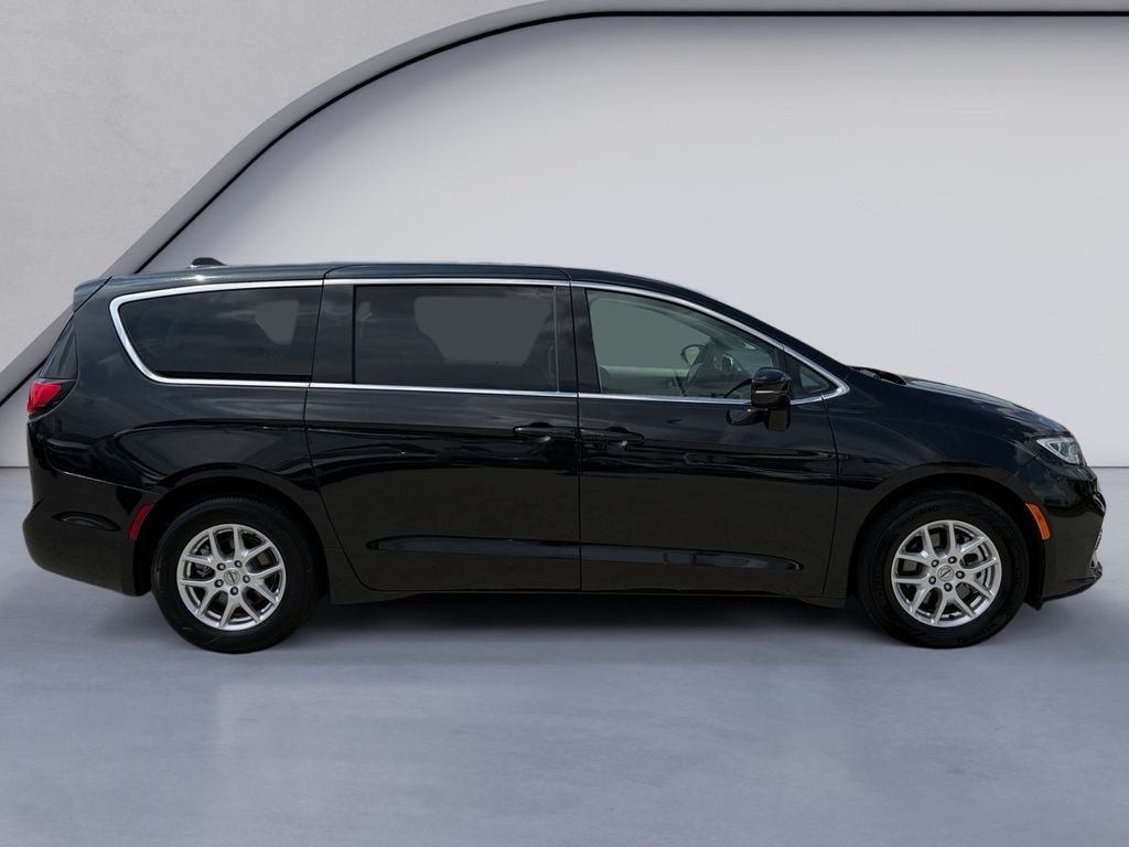 Used 2024 Chrysler Pacifica Touring-L FWD image 6