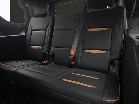 Used 2024 GMC Yukon AT4 w/ Technology Package AWD/4WD image 9
