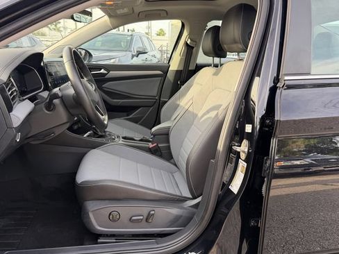 Used 2025 Volkswagen Jetta SE w/ Sunroof Package FWD image 11