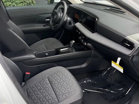 Certified 2025 Nissan Kicks SV AWD/4WD image 9