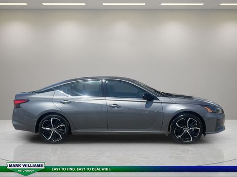 Used 2025 Nissan Altima 2.5 SR FWD image 3