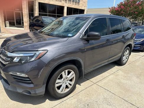 Used 2017 Honda Pilot LX image 2