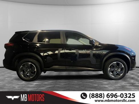 Used 2024 Nissan Rogue SV image 2