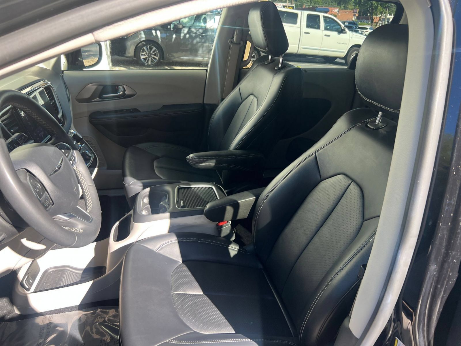 Used 2024 Chrysler Pacifica Touring-L FWD image 27
